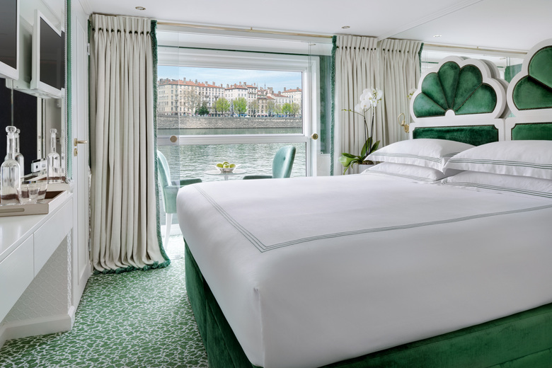 DELUXE BALCONY A